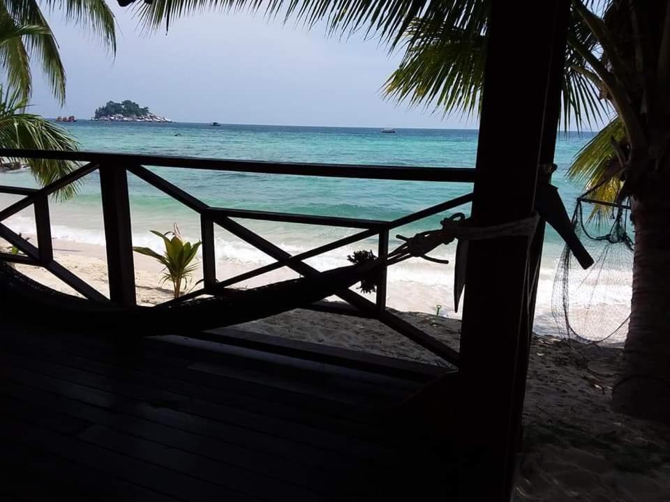 Ella'S Place Salang Tioman Kampong Ayer Batang Room photo