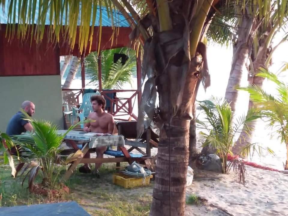 Ella'S Place Salang Tioman Kampong Ayer Batang Exterior photo